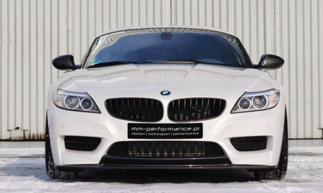 Кристально белый  BMW Z4 получает всесторонние обновления.